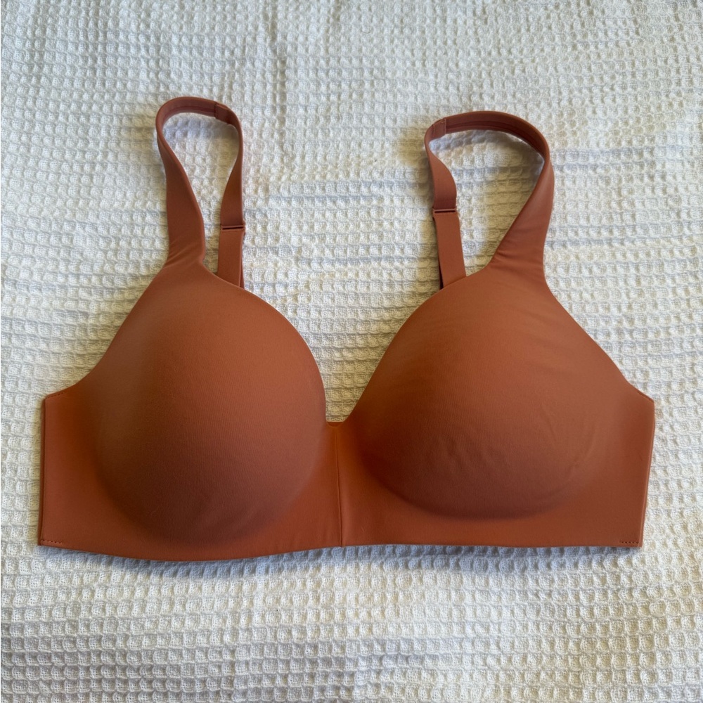 Athleta Ritual Tee Shirt Bra 36D in Coral Orange Soft Padded Smooth No Underwire